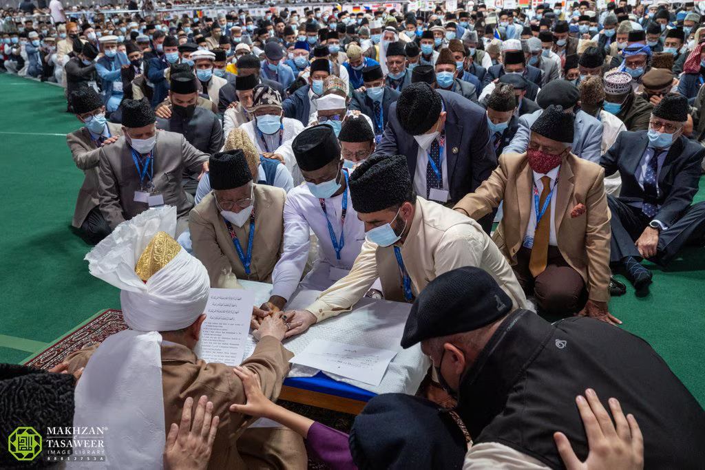Members of the Jama&rsquo;at taking Bai&rsquo;at at Jalsa Salana